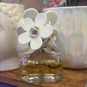 Marc Jacobs Q Daisy Perfume with White Floral Cap